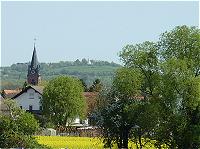Fr�hling bei Staffort; im Hintergrund Michaelsberg mit Kapelle